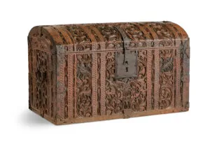 Anticuario profesional realizando una visita a domicilio en Bilbao para la valoración de antigüedades.