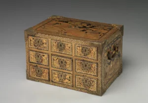 Bargueño de nogal con herrajes forjados, mueble antiguo español del siglo XVII