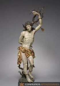 Variedad de esculturas antiguas, incluyendo madera, bronce y marfil, para vender en Bilbao a Compramos Antigüedades.