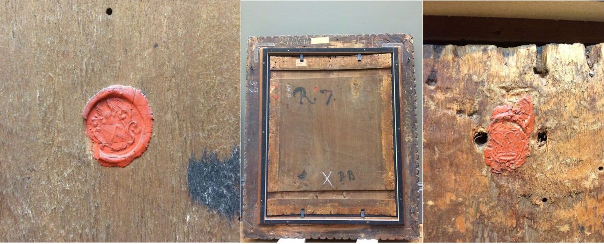 Detalle técnico de un sello de lacre rojo y etiquetas de inventario antiguas en el reverso de una tabla, peritaje de Antonio Feijoo.