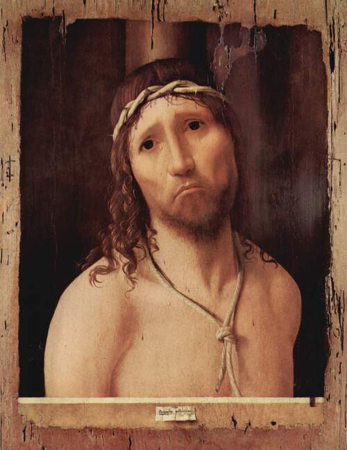 Detalle del soporte de tabla deteriorado en un Ecce Homo antiguo, mostrando el desgaste natural de la madera y el marco