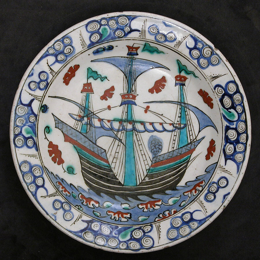 Mobiliario noble de castaño, platería civil labrada del siglo XVIII y porcelana antigua de Sargadelos listos para tasar y vender de forma segura en Galicia.