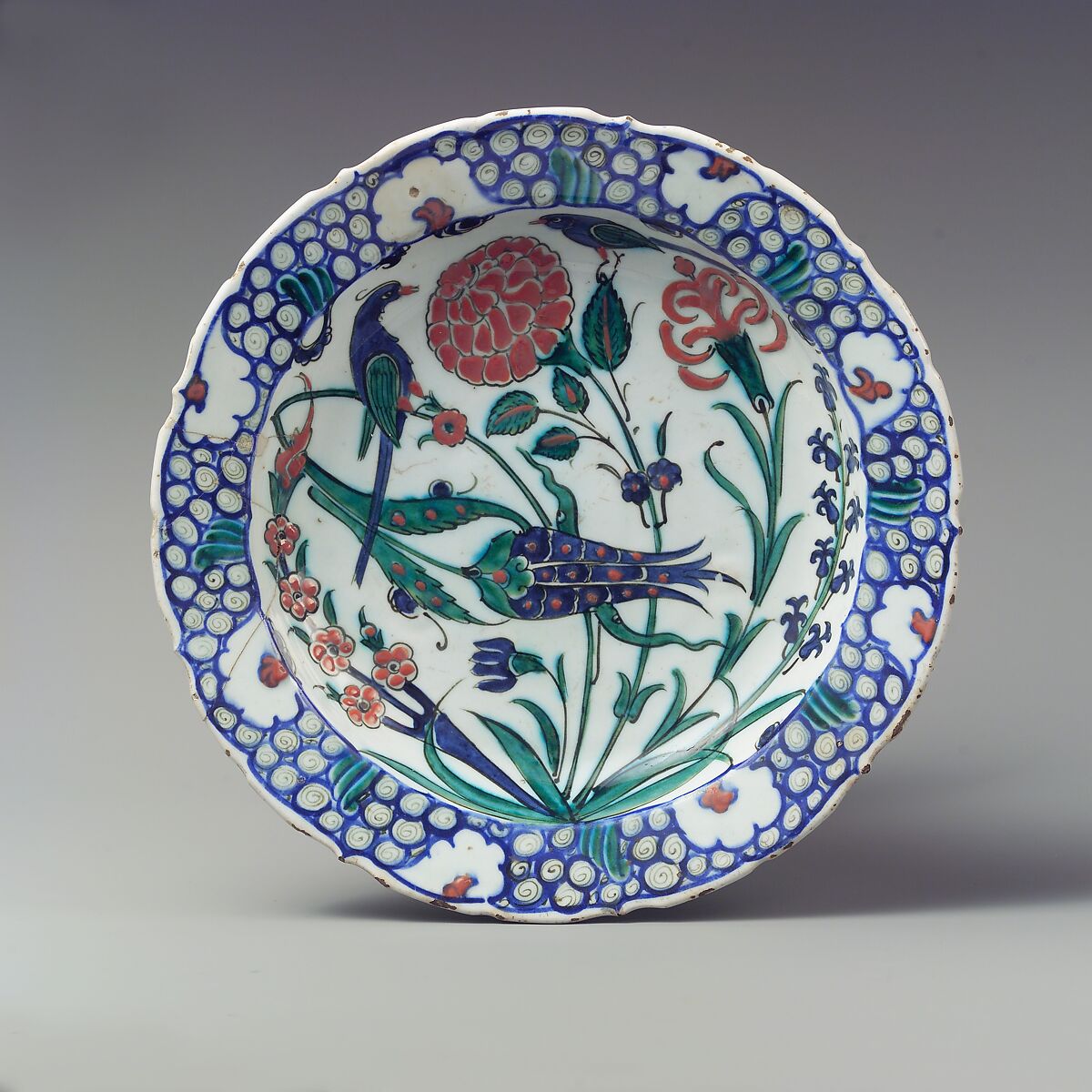 Plato de Iznik con el diseño clásico de las cuatro flores (tulipán, rosa, clavel y jacinto), tipología otomana que adquirimos de forma directa en España.